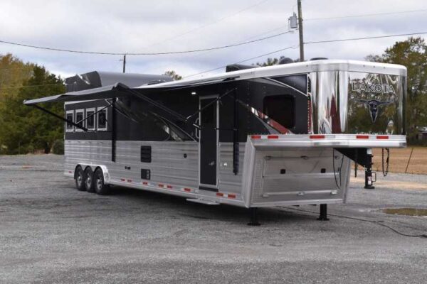 2021 Lakota Bighorn 8418GLQUG 4 Horse Trailer with 18′ Short Wall