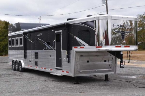 2021 Lakota Bighorn 8418GLQUG 4 Horse Trailer with 18′ Short Wall