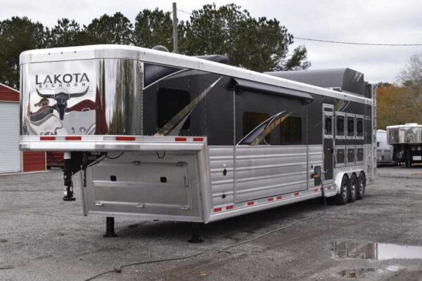 2021 Lakota Bighorn 8418GLQUG 4 Horse Trailer with 18′ Short Wall