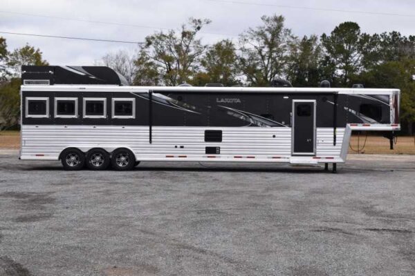 2021 Lakota Bighorn 8418GLQUG 4 Horse Trailer with 18′ Short Wall