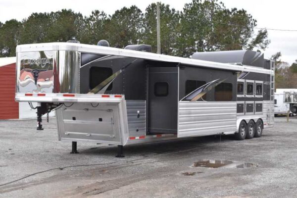 2021 Lakota Bighorn 8418GLQUG 4 Horse Trailer with 18′ Short Wall