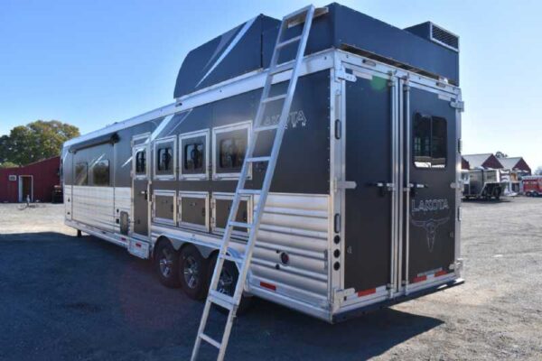 2021 Lakota Bighorn 8418GLQUG 4 Horse Trailer with 18′ Short Wall