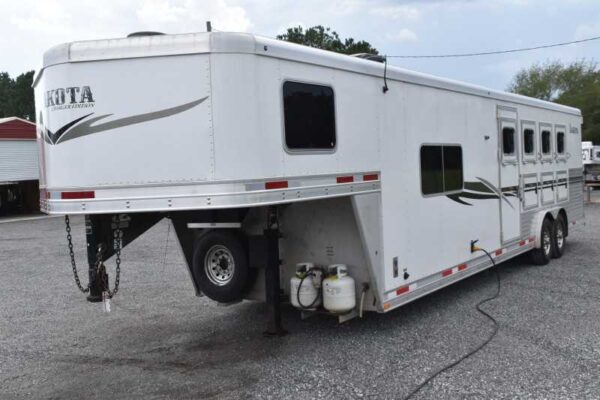 2013 Lakota Charger 8411LQ 4 Horse Trailer with 13′ Short Wall