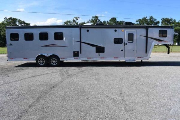 2022 Bison Desperado 8413BG 4 Horse Trailer with 13′ Short Wall