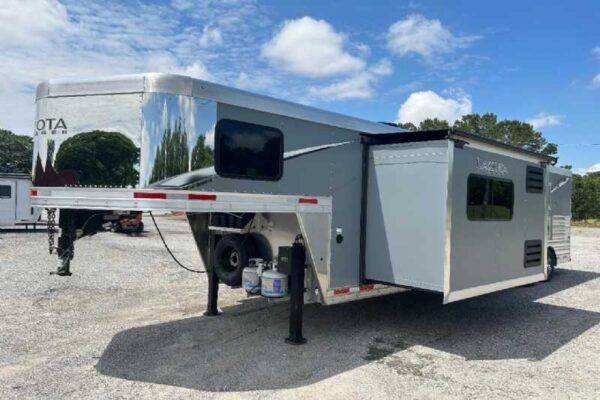 New 2024 Lakota 8313RKBGLQ Charger 3 Horse Trailer with 13′ Short Wall