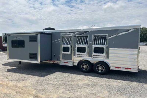 New 2024 Lakota 8313RKBGLQ Charger 3 Horse Trailer with 13′ Short Wall