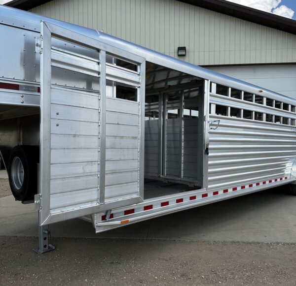 New 2024 Elite Trailers 32FT TRIPLE AXLE STOCK TRAILER W/ 3 COMPARTMENTS