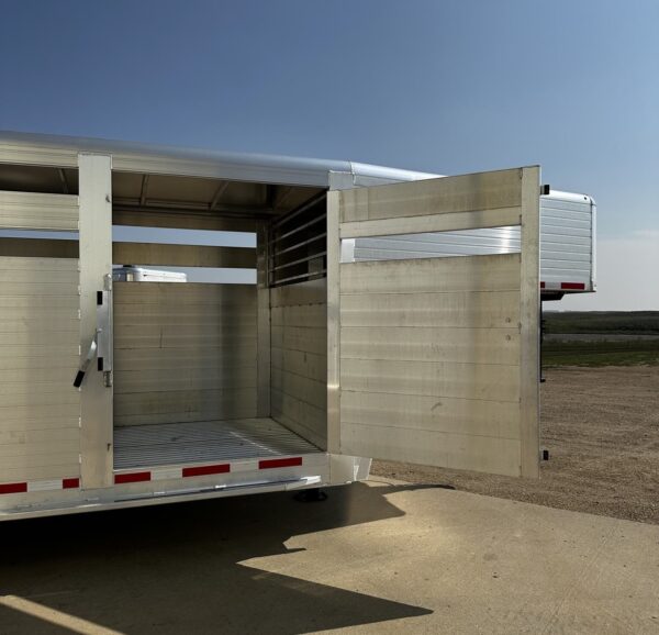 New 2024 Hillsboro 24′ Livestock Trailer – Three Compartments