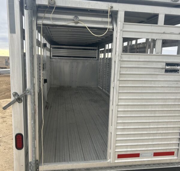 Used 2007 Featherlite 20′ Livestock Trailer – Two Compartments