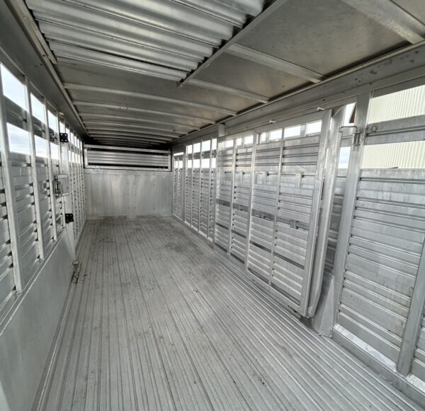 Used 2007 Featherlite 20′ Livestock Trailer – Two Compartments