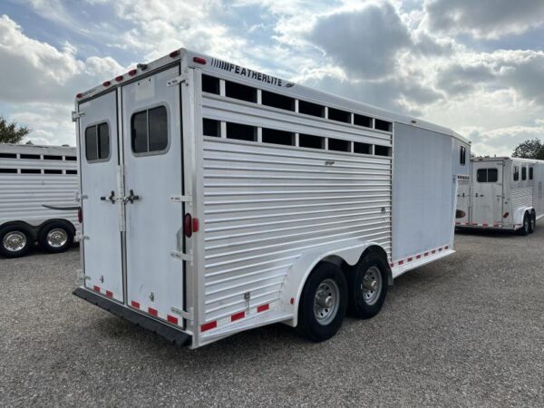 2000 Featherlite 3H GN with Dressing Room Horse Trailer