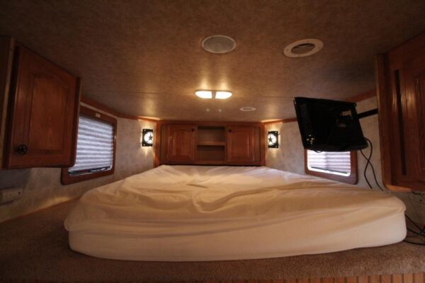 2008 Lakota 8415 w/Slide out 4 Horse Trailer