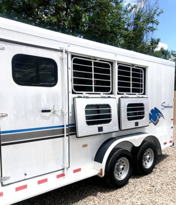 1998 Sundowner 3 Horse Slant