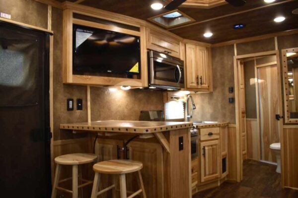 2021 Lakota BIGHORN 8316SRGLQ 3 Horse Trailer with 16′ Short Wall