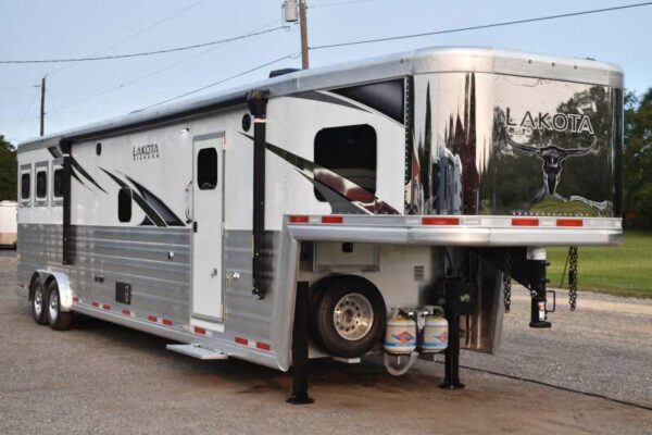 2021 Lakota BIGHORN 8316SRGLQ 3 Horse Trailer with 16′ Short Wall