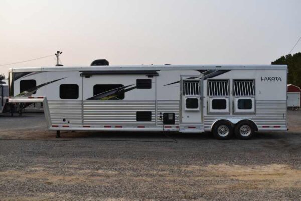 2021 Lakota BIGHORN 8316SRGLQ 3 Horse Trailer with 16′ Short Wall