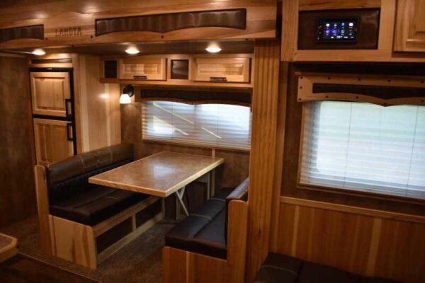 2021 Lakota BIGHORN 8316SRGLQ 3 Horse Trailer with 16′ Short Wall