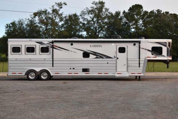 2021 Lakota BIGHORN 8316SRGLQ 3 Horse Trailer with 16′ Short Wall