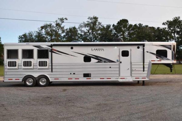 2021 Lakota BIGHORN 8316SRGLQ 3 Horse Trailer with 16′ Short Wall