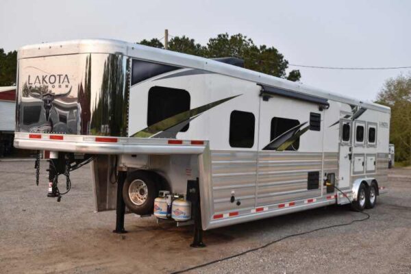 2021 Lakota BIGHORN 8316SRGLQ 3 Horse Trailer with 16′ Short Wall