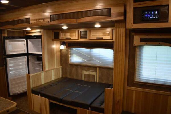 2021 Lakota BIGHORN 8316SRGLQ 3 Horse Trailer with 16′ Short Wall