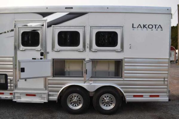 2021 Lakota BIGHORN 8316SRGLQ 3 Horse Trailer with 16′ Short Wall