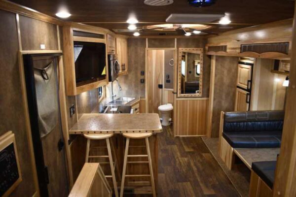 2021 Lakota BIGHORN 8316SRGLQ 3 Horse Trailer with 16′ Short Wall