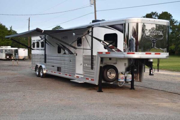 2021 Lakota BIGHORN 8316SRGLQ 3 Horse Trailer with 16′ Short Wall