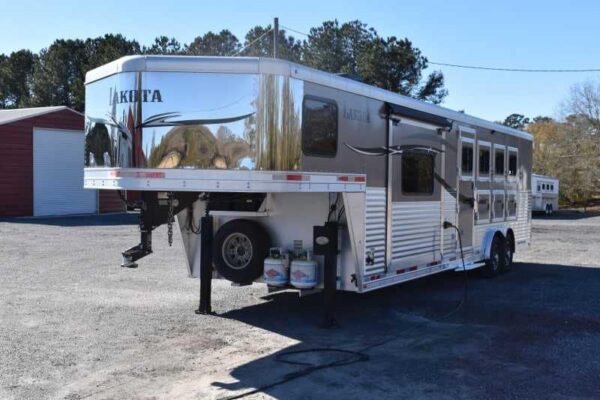 2015 Lakota 8411GLQ 4 Horse Trailer with 11′ Short Wall