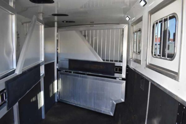 2015 Lakota 8411GLQ 4 Horse Trailer with 11′ Short Wall