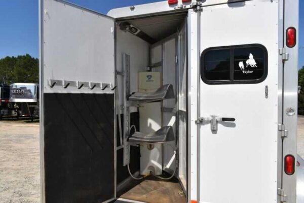 Used 2005 Silver Star 2HGNLQ 2 Horse Trailer with 4′ Short Wall