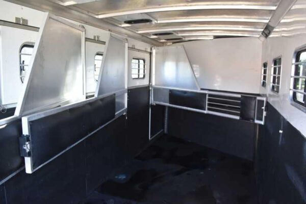 Used 2005 Sundowner 4HGN 4 Horse Trailer