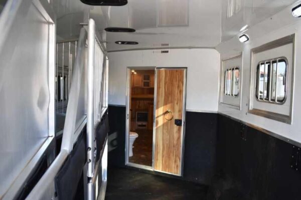 2015 Lakota 8411GLQ 4 Horse Trailer with 11′ Short Wall