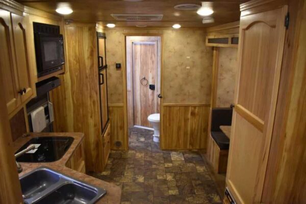 2015 Lakota 8411GLQ 4 Horse Trailer with 11′ Short Wall