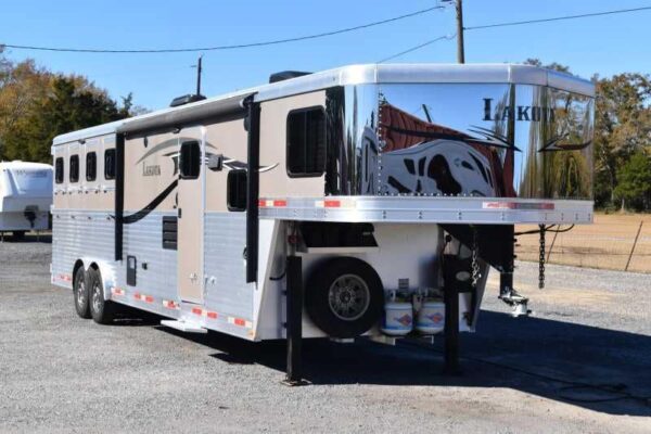 2015 Lakota 8411GLQ 4 Horse Trailer with 11′ Short Wall