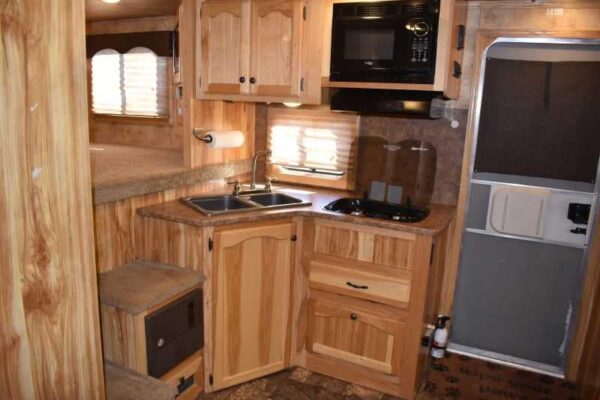 2015 Lakota 8411GLQ 4 Horse Trailer with 11′ Short Wall