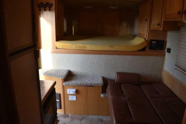 2006 Platinum 8410LQ 4 Horse Trailer with 9′ Short Wall