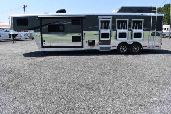 2020 Bison Laredo 3 Horse Trailer with 11′ Short Wall