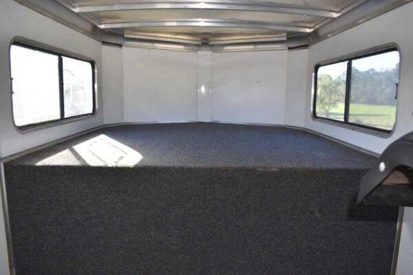 Used 2005 Sundowner 4HGN 4 Horse Trailer