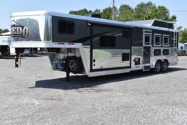 2020 Bison Laredo 3 Horse Trailer with 11′ Short Wall