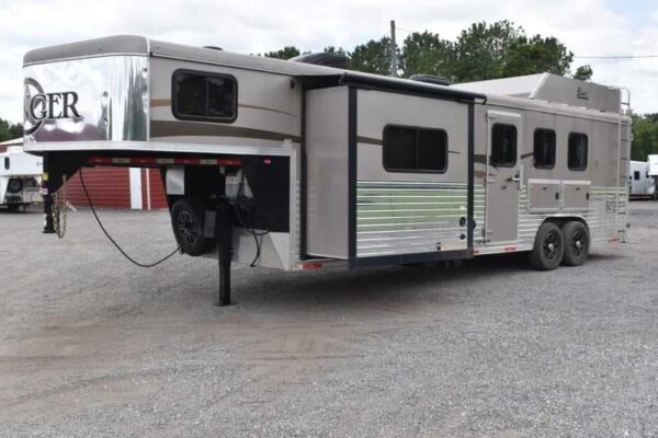 2015 Bison Ranger 3LQ Horse Trailer with 10′ Short Wall