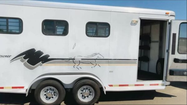 1999 Sundowner  3 Horse Trailer