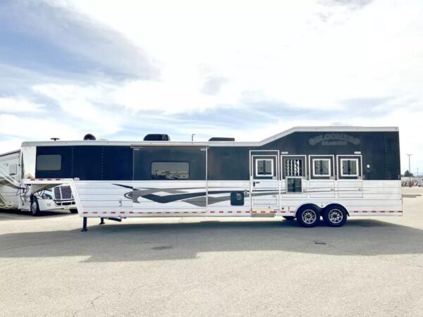 Used 2013 Bloomer 4 Horse 16′ LQ, 7’Slide, Air Ride, Pod, Mister/Water Sys  Air ride, HWH Slide, Integrated Pod