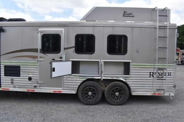 2015 Bison Ranger 3LQ Horse Trailer with 10′ Short Wall