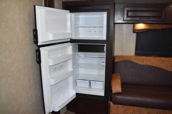 2020 Bison Laredo 3 Horse Trailer with 11′ Short Wall