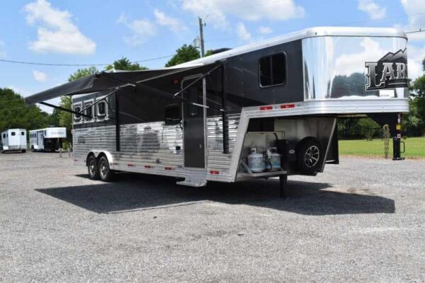 2020 Bison Laredo 3 Horse Trailer with 11′ Short Wall