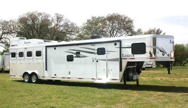 2019 Lakota Charger 4 Horse LQ with 15′ Short Wall