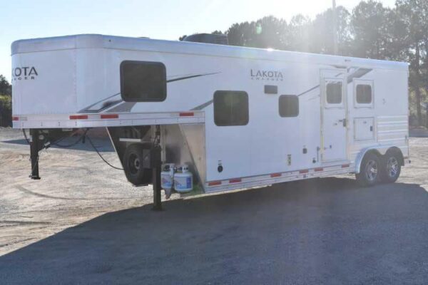 2022 Lakota Charger LQ 2 Horse Trailer with 9′ Short Wall