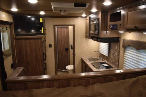 2022 Lakota Charger LQ 2 Horse Trailer with 9′ Short Wall