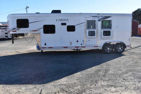 2022 Lakota Charger LQ 2 Horse Trailer with 9′ Short Wall